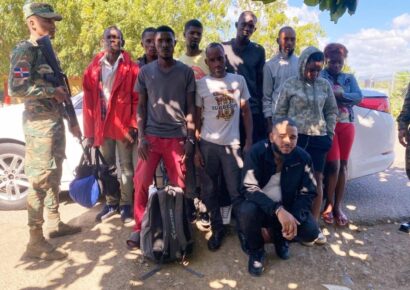 Detienen a tres conductores dominicanos por trasladar a 31 haitianos indocumentados en distintas provincias