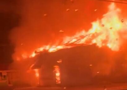 Incendio consume por completo un local vacío en Santiago que albergaba una farmacia