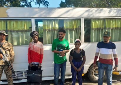 Detienen a chofer de minibús con haitianos indocumentados tras lanzarse a un canal para evadir arresto