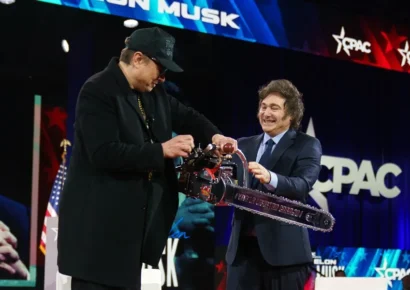 Milei regala una motosierra a Elon Musk en su encuentro en el foro CPAC