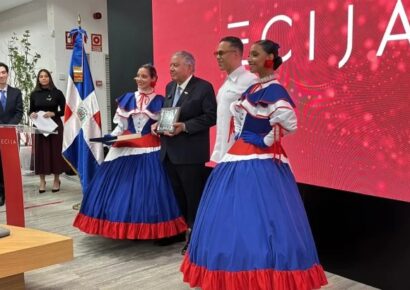 Despedida del embajador de la República Dominicana, Juan Bolívar Díaz Santana, tras concluir su gestión en España