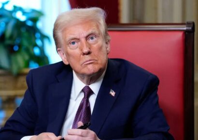 Un juez permite a Trump vetar a la agencia AP, pero le pide reconsiderar su decisión