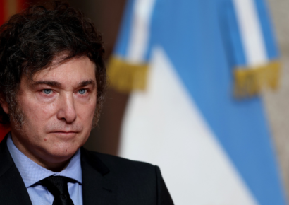 Milei bajo presión en Argentina por escándalo de criptomoneda mientras viaja a EE.UU.