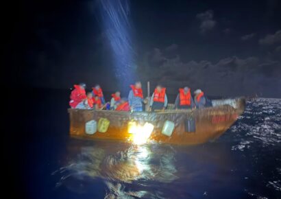 La Guardia Costera de EE.UU. detiene a 16 balseros cubanos y los deporta a Cuba