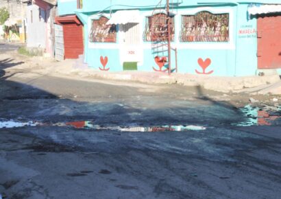 Moradores de Cancino Adentro exigen el restablecimiento del servicio de agua y reparación de calles