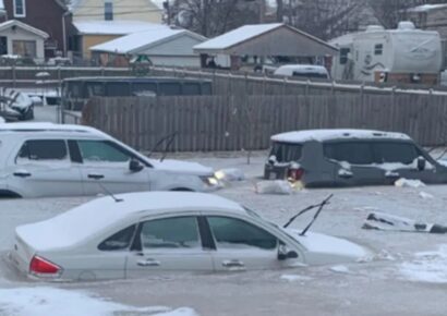 Inundación en el suroeste de Detroit deja calles congeladas y vehículos atrapados tras rotura de tubería