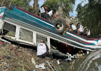 Desgarradora tragedia en Guatemala: 51 muertos y 20 heridos tras caída de autobús desde un puente