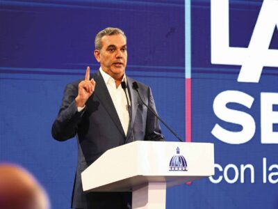 Abinader admite crisis en las EDE y califica apagones de «insostenibles» en La Semanal con la Prensa