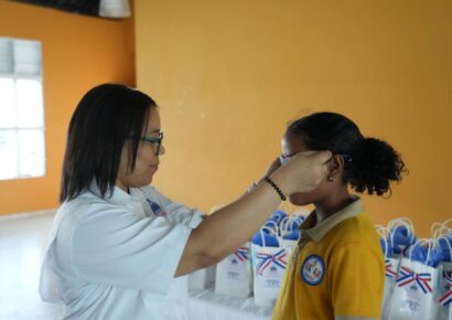 INABIE entrega lentes correctivos a estudiantes
