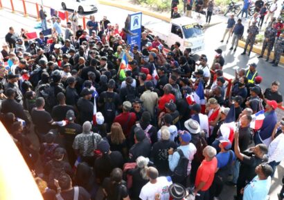 Militantes de La Antigua Orden Dominicana se concentran en estación Juan Boch para marcha