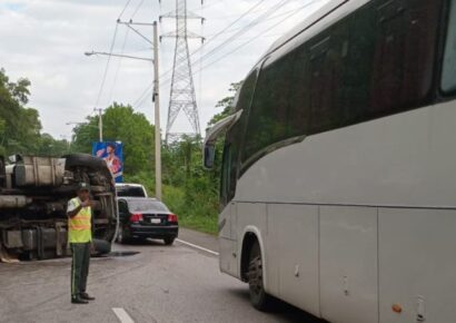 Accidente en la Autopista Duarte por volcamiento de patana y derrame de combustible genera caos vial en Bonao