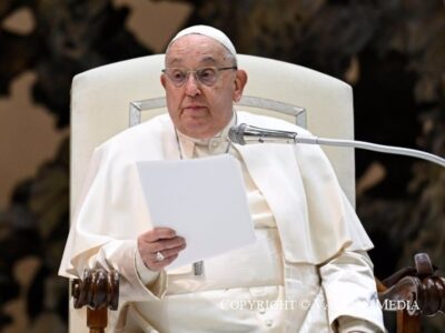 El Papa Francisco llama desde el hospital a desarmar la violencia y fortalecer la paz