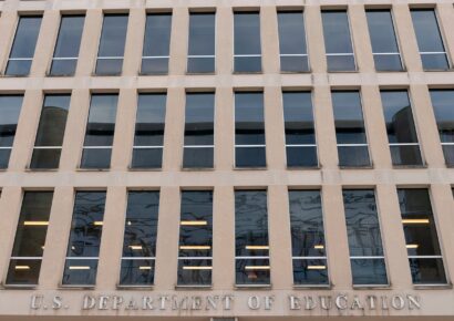 El departamento de Educación mantendrá préstamos y becas, según la Casa Blanca