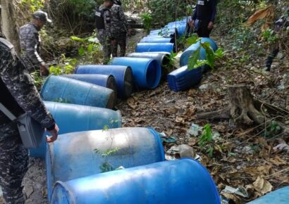 Autoridades desmantelan laboratorios de alcohol adulterado en Azua