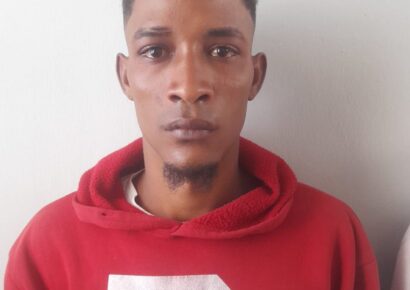 Hombre ultima de una pedrada en la cabeza a su vecina en Azua tras discusión por humareda