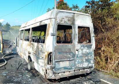 Minibús se incendia en la carretera Miches-El Seibo; pasajeros logran escapar a tiempo