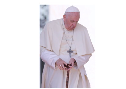 El Papa Francisco mejora en su movilidad y va de la cama al sillón