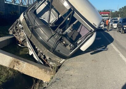 Cuatro heridos tras accidente de autobús en la avenida 6 de Noviembre