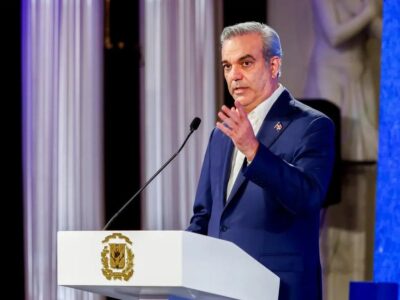 Presidente Abinader destaca la solidez de la economía dominicana frente al aumento del dólar