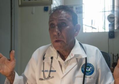 Dr. Cruz Jiminián entrega bandera a Antigua Orden: llama a defender la dominicanidad