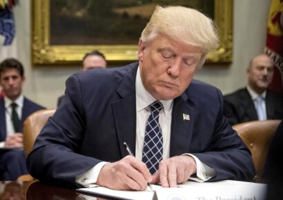 Trump firma orden ejecutiva para desmantelar siete agencias federales, incluyendo Voz de América