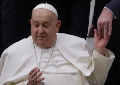 El Papa mejora, pero el Vaticano evalúa un ‘plan B’ para Semana Santa