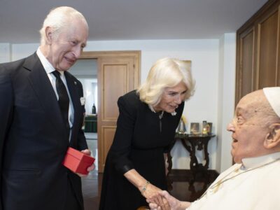 El Papa Francisco recibe a los Reyes Carlos y Camila sin oxígeno en una visita sorpresa