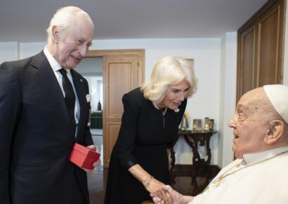 El Papa Francisco recibe a los Reyes Carlos y Camila sin oxígeno en una visita sorpresa