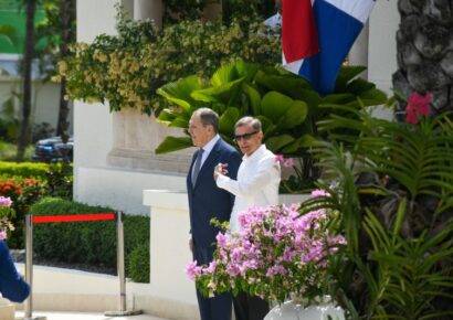 Canciller ruso Sergey Lavrov es recibido por su homólogo Roberto Álvarez en el MIREX