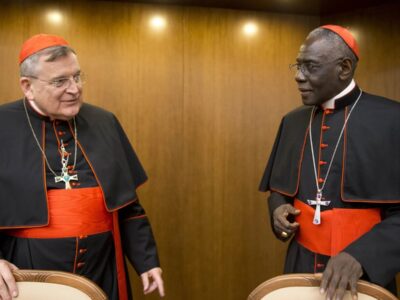 Los papables conservadores Burke y Sarah entran juntos al Vaticano tras la muerte del Papa Francisco