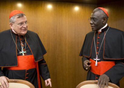 Los papables conservadores Burke y Sarah entran juntos al Vaticano tras la muerte del Papa Francisco