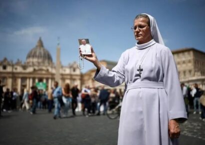 Emotiva despedida en el Vaticano: los empleados rinden homenaje al Papa Francisco