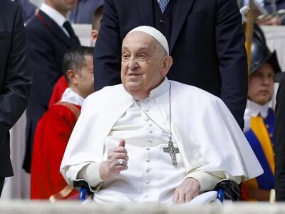 El Papa Francisco sorprende a los fieles con su presencia en el Domingo de Ramos en la Plaza de San Pedro