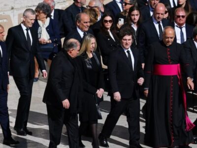 Milei estalla en Roma: llamó “cerdos” a los periodistas tras críticas por su llegada al Vaticano