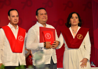 Entre aplausos y lágrimas, INTEC despide con honores a estudiante fallecida; su padre recibe su título