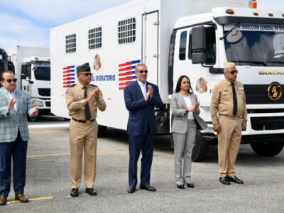 Presidente Abinader entrega 50 camiones y 8 autobuses para reforzar operativos migratorios