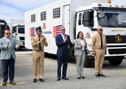 Presidente Abinader entrega 50 camiones y 8 autobuses para reforzar operativos migratorios