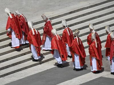 Los cardenales prevén fijar hoy la fecha del cónclave para elegir al sucesor de Francisco