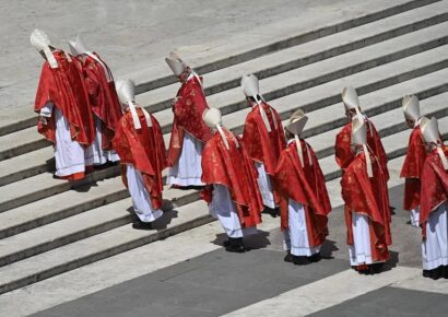 Los cardenales prevén fijar hoy la fecha del cónclave para elegir al sucesor de Francisco