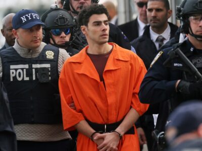 Mangione es acusado de asesinato premeditado y podría enfrentar pena de muerte