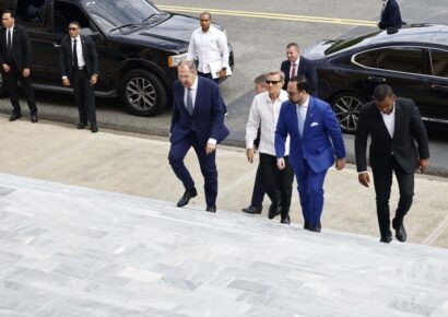 El canciller ruso Serguéi Lavrov llega al Palacio Nacional para reunirse con el presidente Abinader