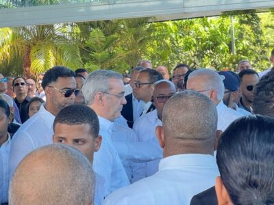 Abinader acompaña a la familia de la gobernadora Nelsy Cruz fallecida en la tragedia de Jet Set