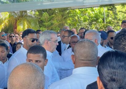 Abinader acompaña a la familia de la gobernadora Nelsy Cruz fallecida en la tragedia de Jet Set