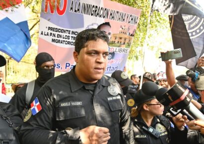 24 de Abril: A 60 años del grito por la soberanía, Ángelo Vásquez lidera marcha nacionalista contra la migración irregular