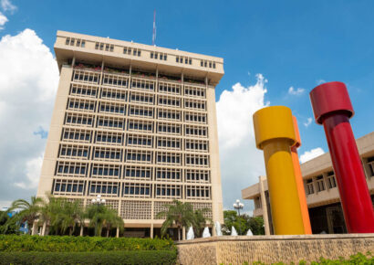 Activos del sistema financiero dominicano alcanzan RD$3.9 billones al cierre del primer trimestre de 2025, según el Banco Central