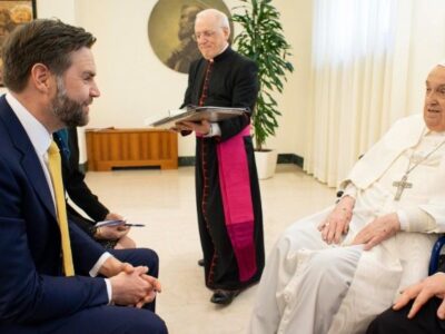 JD Vance se reúne brevemente con el papa Francisco tras tensiones por políticas migratorias