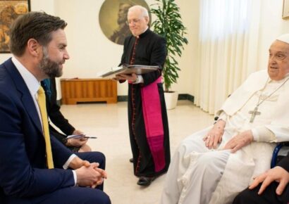 JD Vance se reúne brevemente con el papa Francisco tras tensiones por políticas migratorias