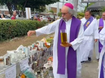 Padre Rogelio oficia misa en la zona cero del Jet Set y exige justicia por víctimas del colapso