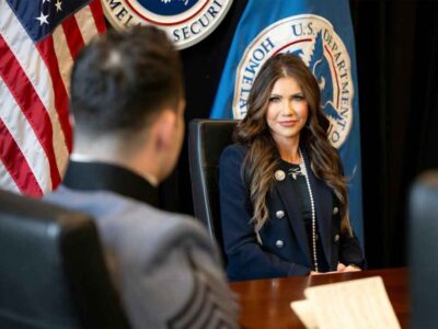 ¡Insólito! Le roban a la secretaria de Seguridad Nacional Kristi Noem en pleno restaurante de Washington