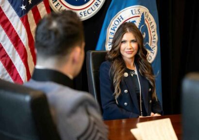 ¡Insólito! Le roban a la secretaria de Seguridad Nacional Kristi Noem en pleno restaurante de Washington